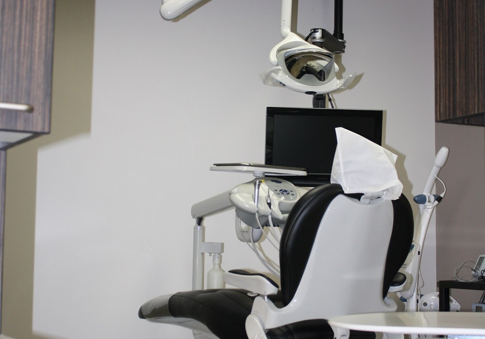 dental treatment unit with monitor